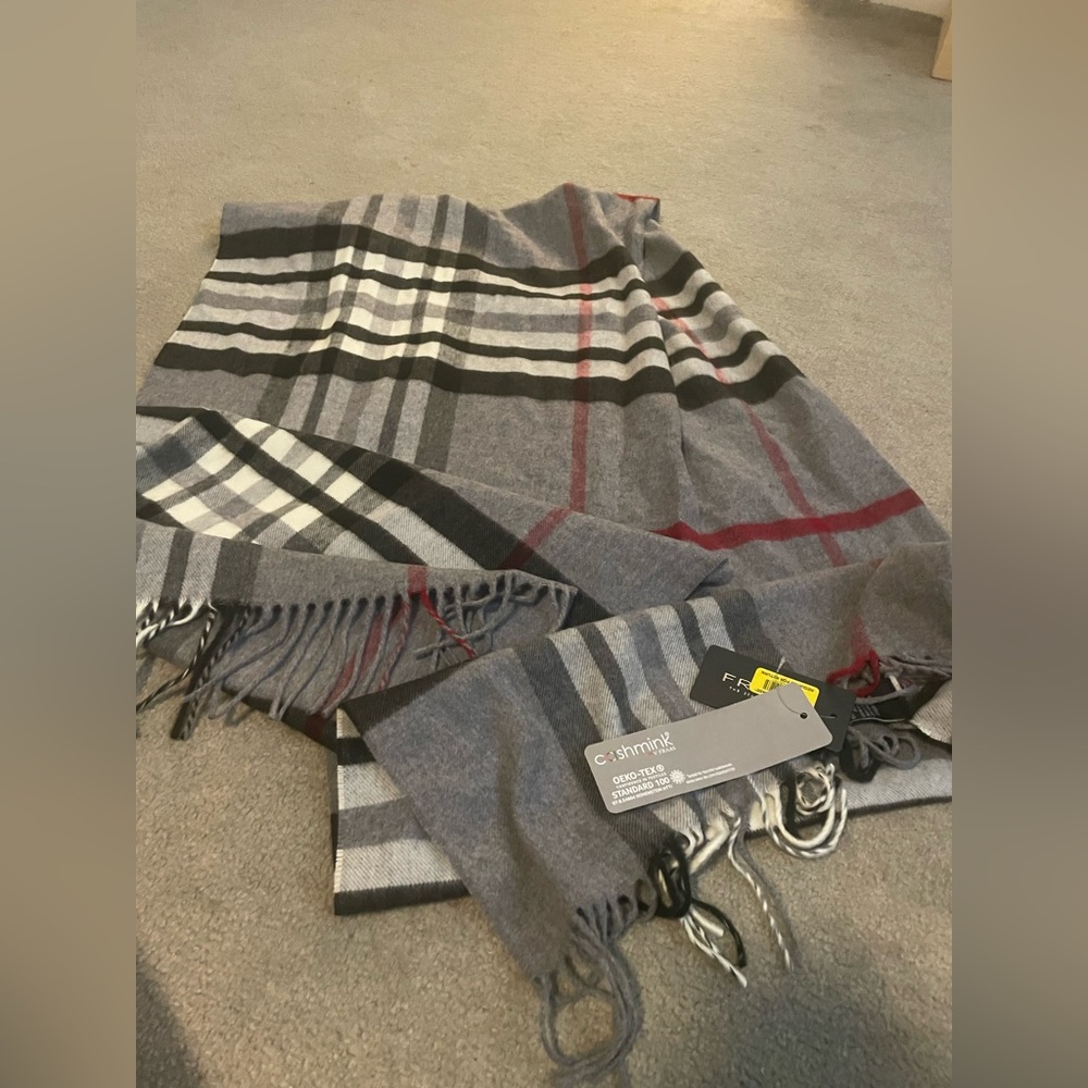 SCARFS never worn TAG ON